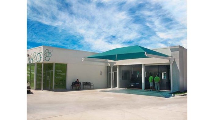 20' x 10' Hanging Cantilever Shade with 8' Eave Height; In-ground Mounted with Glide Elbow - Image 2